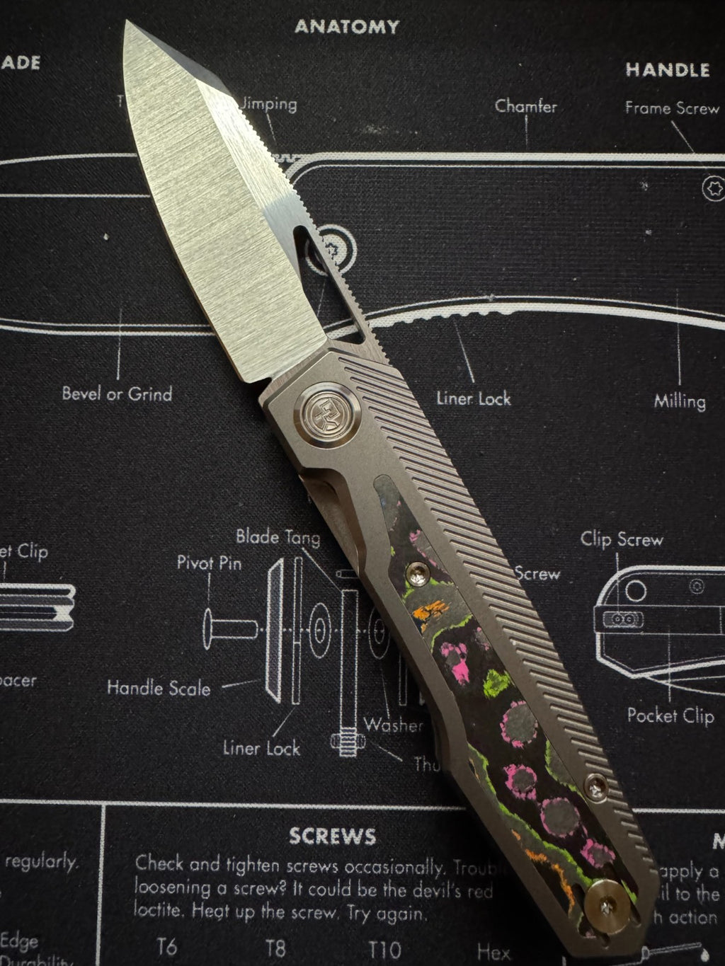 Divo Knives Exclusive Saloon: Beadblasted Titanium CamoCarbon 80's Belt Satin S9