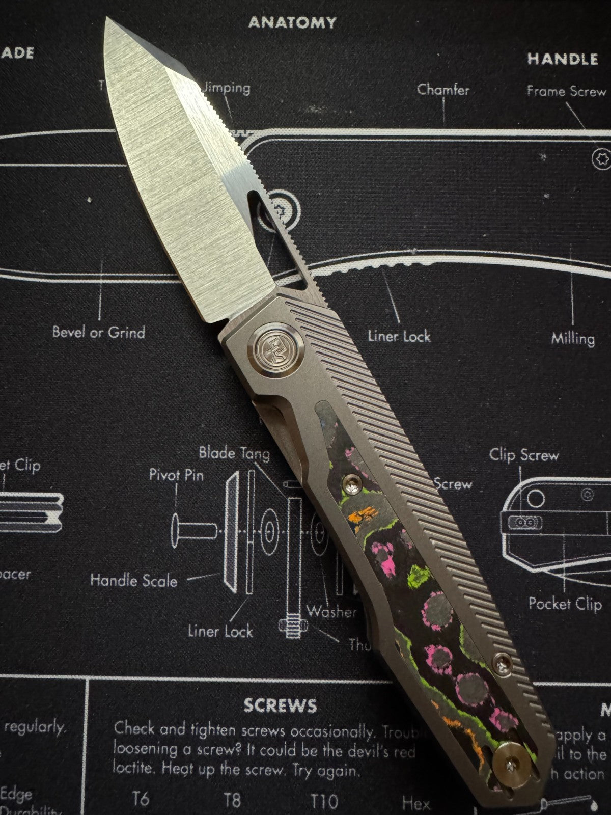 Divo Knives Exclusive Saloon: Beadblasted Titanium CamoCarbon 80's Belt Satin S9