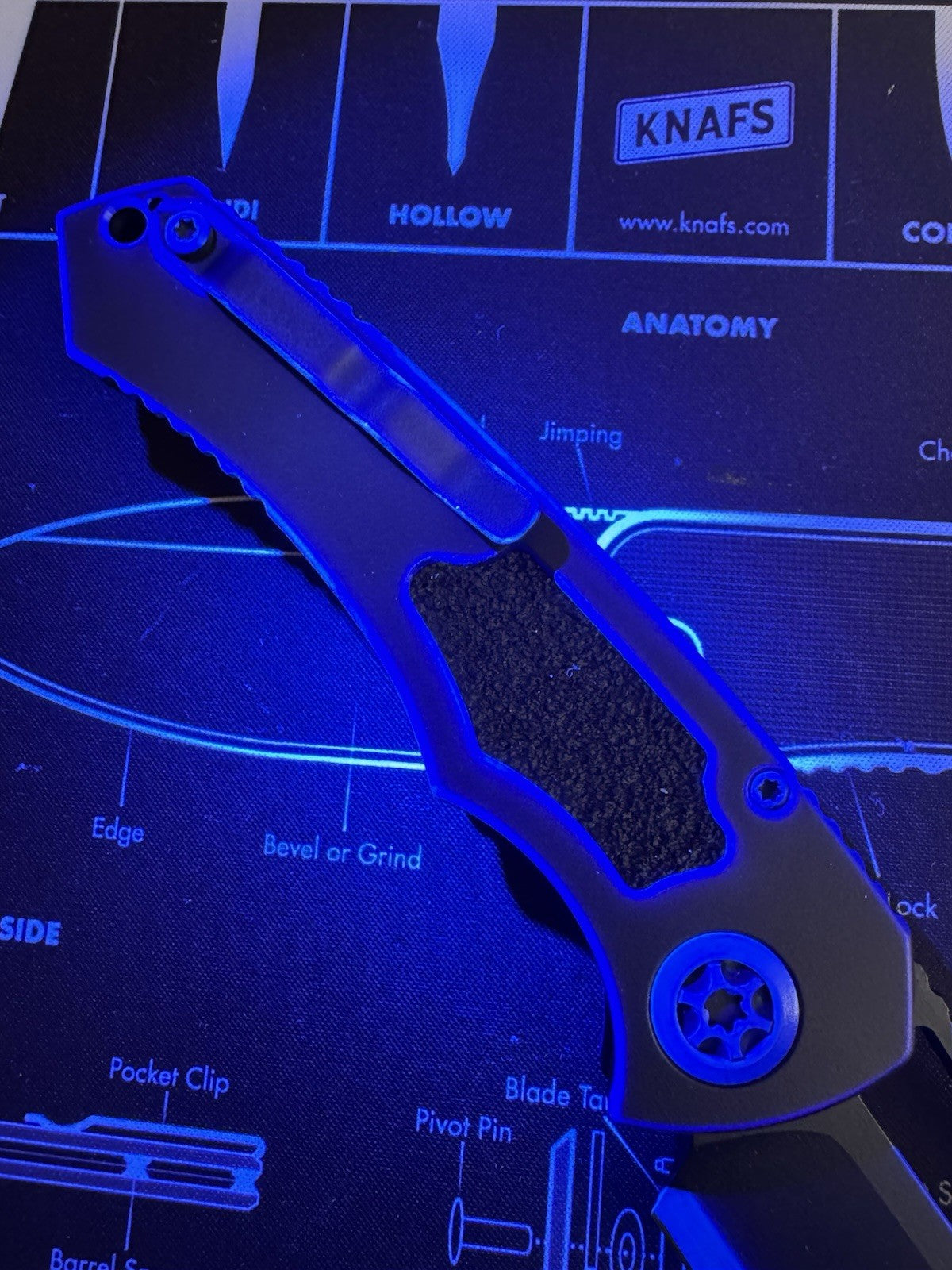 #43 Heretic Knives Pariah Knife Secret Cel Shade (3.8" Cel Shade)