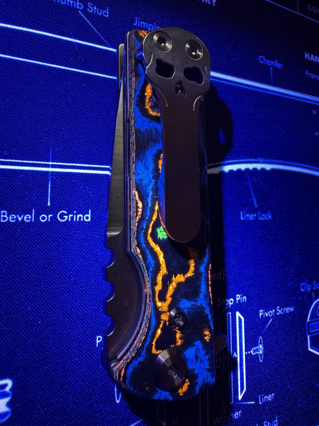 Chaves TAK REDENCION 80s CAMO CARBON Flipper Drop Point, Belt Satin, ELMAX,