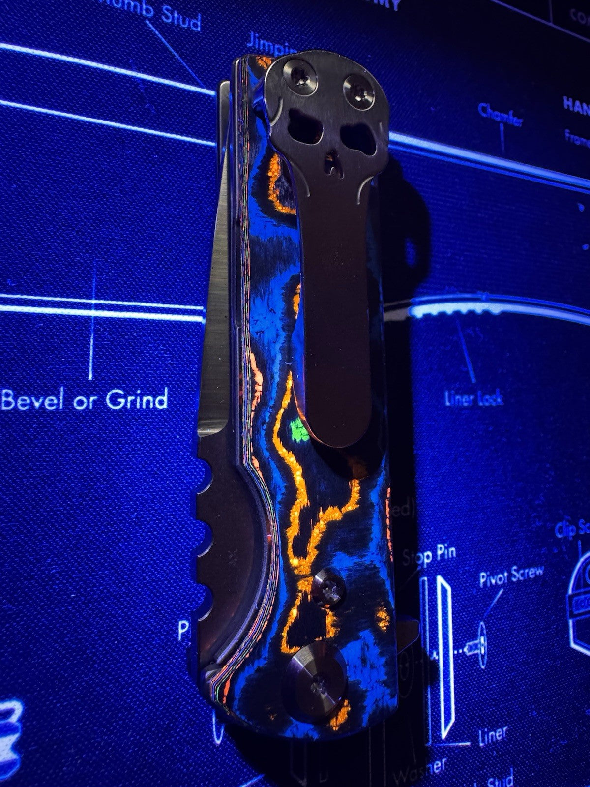 Chaves TAK REDENCION 80s CAMO CARBON Flipper Drop Point, Belt Satin, ELMAX,