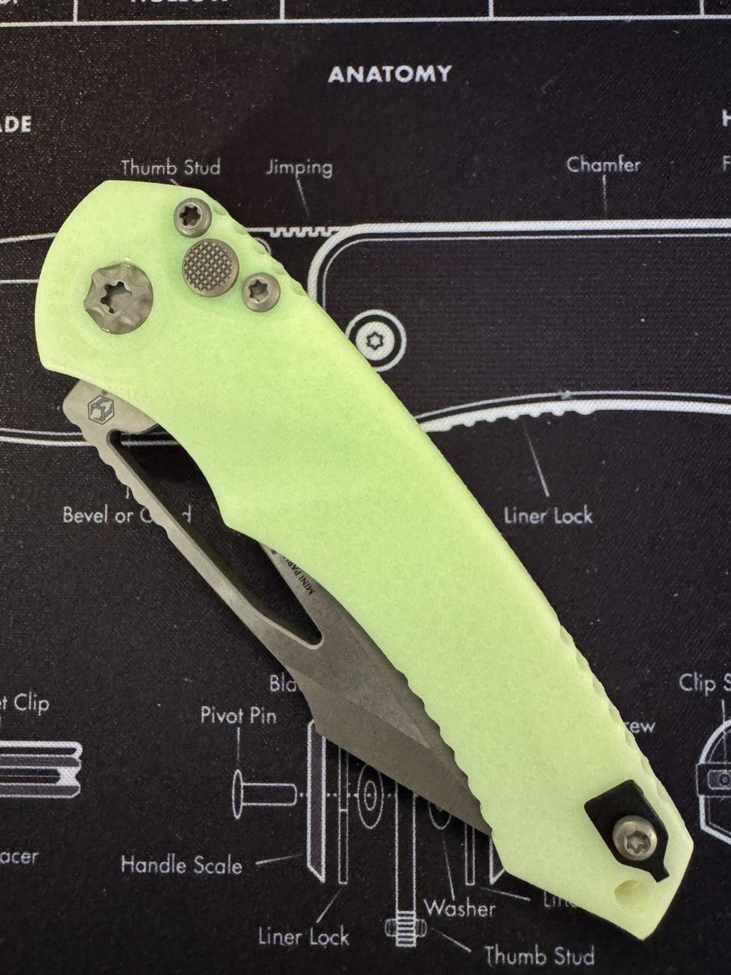 Heretic Knives Mini Pariah Manual Glow Chassis MagnaCut Exclusive