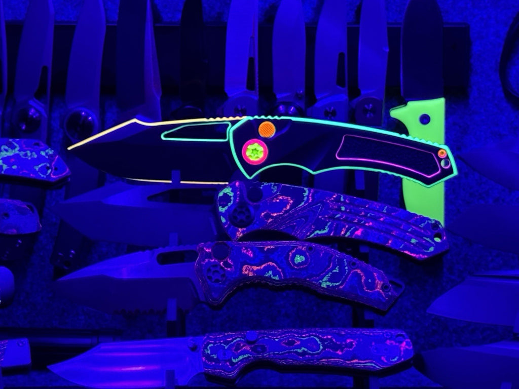 #43 Neon Cel Shading Heretic Pariah Manual Knife with Magnacut steel & DLC 80s