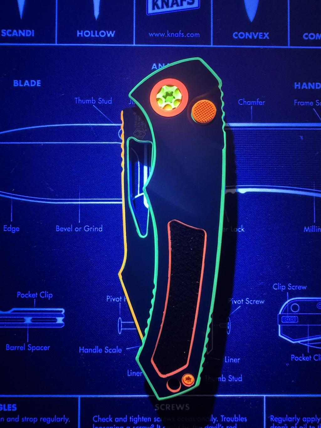 #43 Neon Cel Shading Heretic Pariah Manual Knife with Magnacut steel & DLC 80s