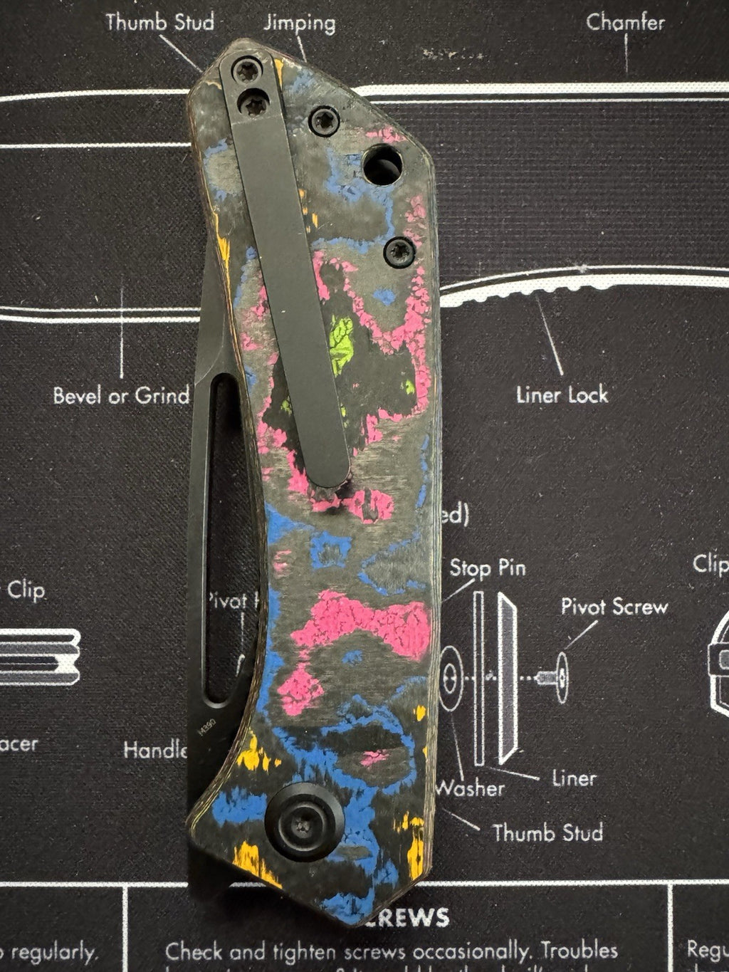 Kubey Thalia  80s Camo Carbon Knife M390 Blackwash Finish Sculpted By Lishen