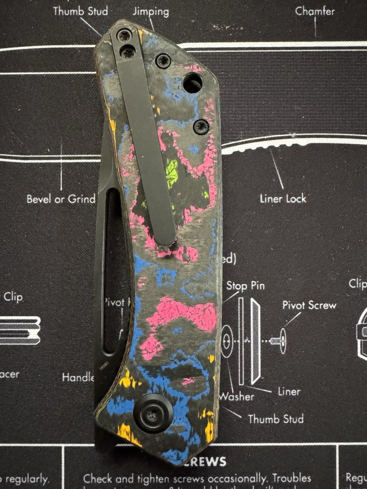 Kubey Thalia  80s Camo Carbon Knife M390 Blackwash Finish Sculpted By Lishen