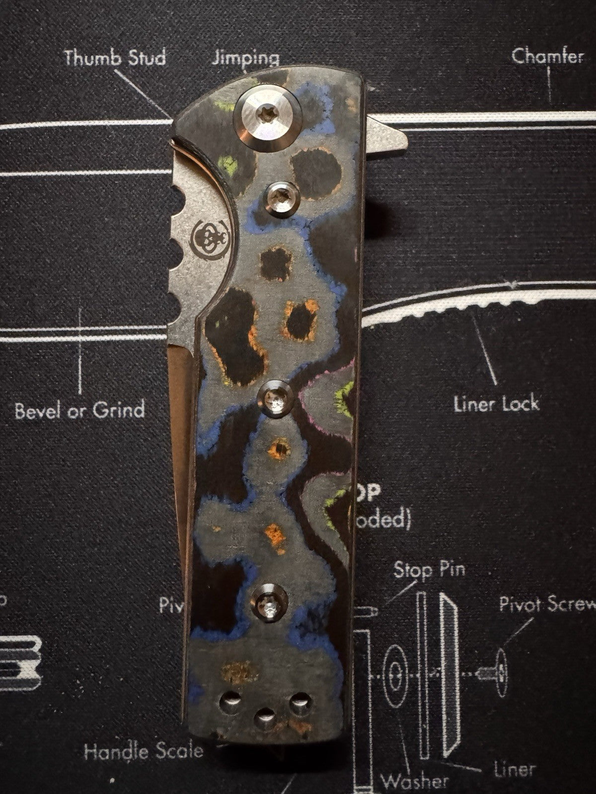 Chaves TAK REDENCION 80s CAMO CARBON Flipper Drop Point, Belt Satin, ELMAX,