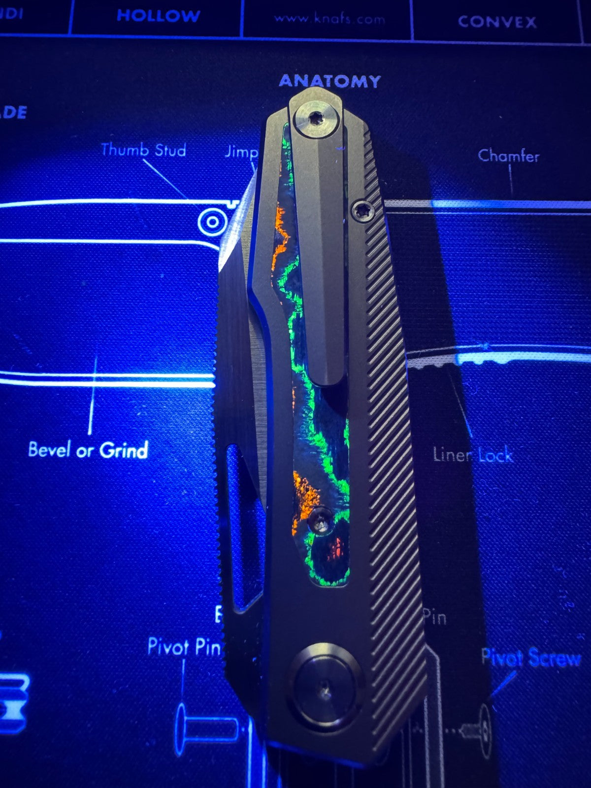 Divo Knives Exclusive Saloon: Beadblasted Titanium CamoCarbon 80's Belt Satin S9