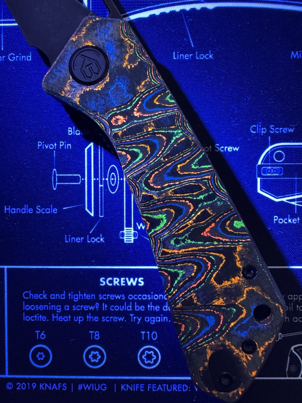 Kubey Thalia  80s Camo Carbon Knife M390 Blackwash Finish Sculpted By Lishen