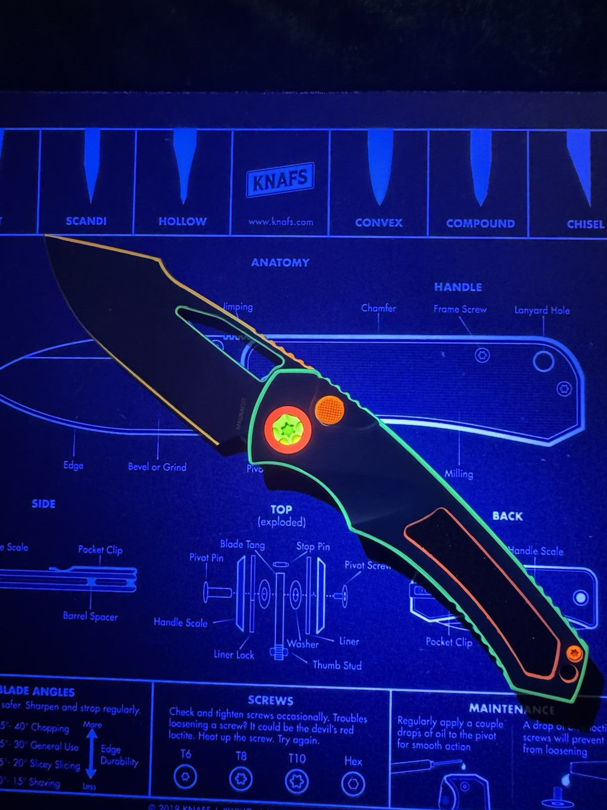 #43 Neon Cel Shading Heretic Pariah Manual Knife with Magnacut steel & DLC 80s