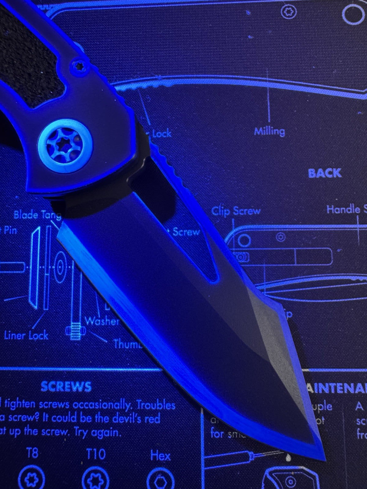 #43 Heretic Knives Pariah Knife Secret Cel Shade (3.8" Cel Shade)