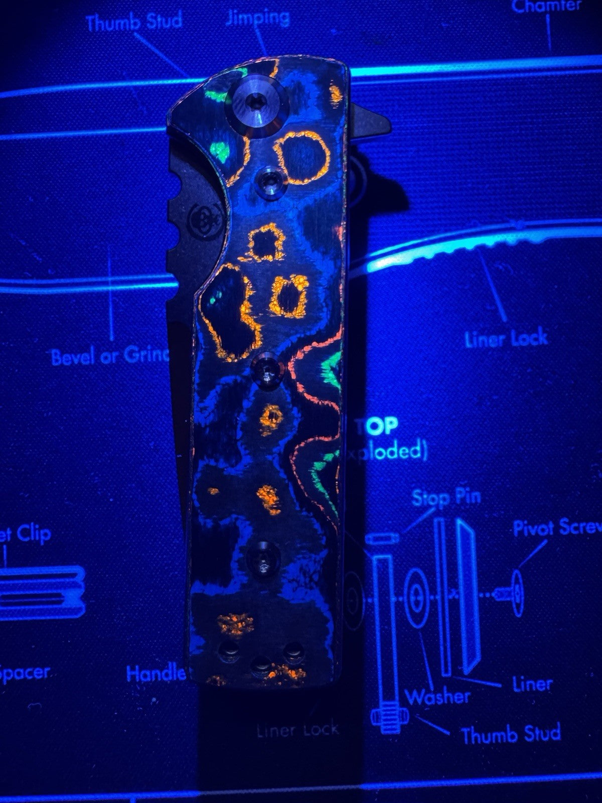 Chaves TAK REDENCION 80s CAMO CARBON Flipper Drop Point, Belt Satin, ELMAX,