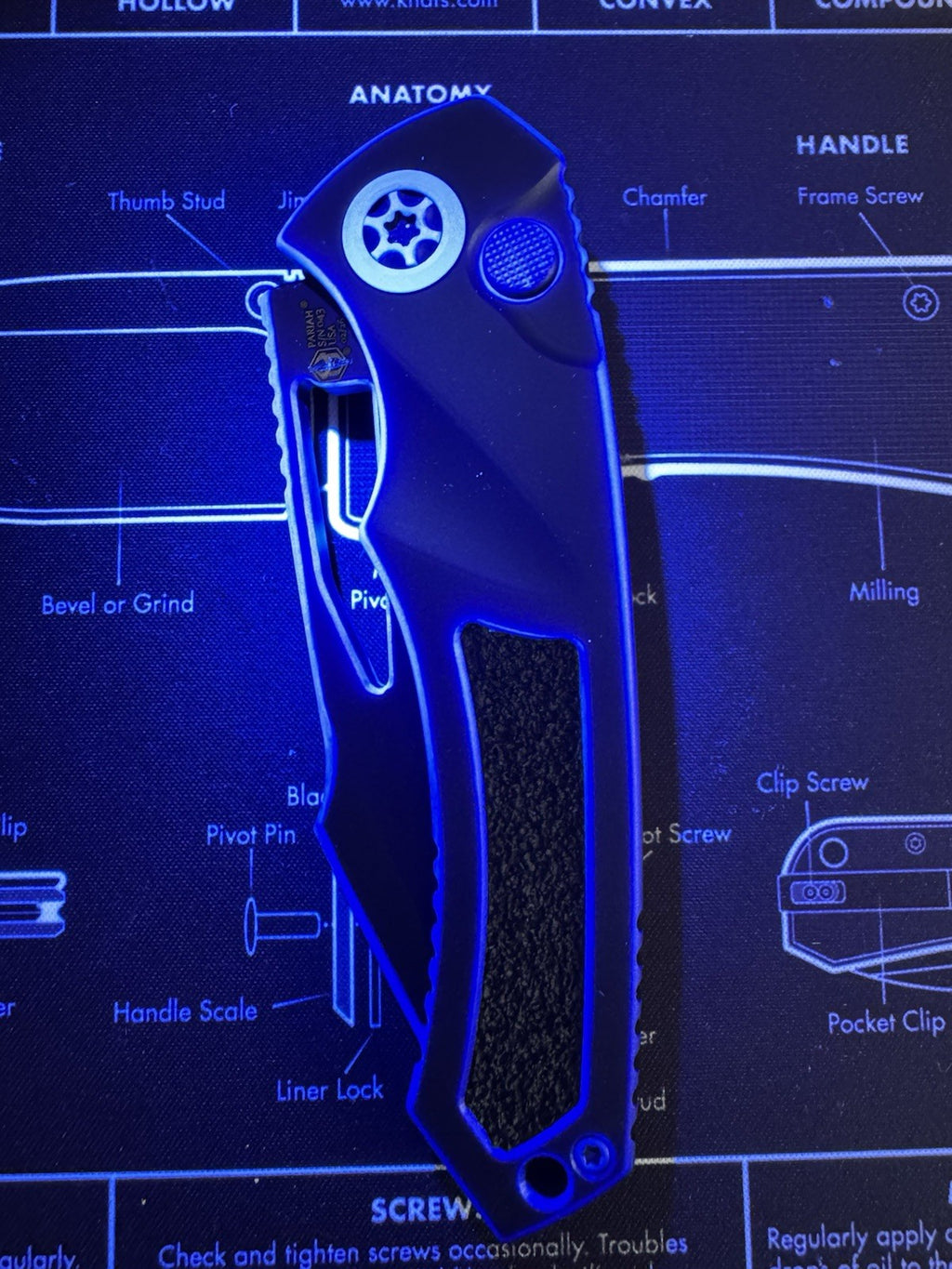 #43 Heretic Knives Pariah Knife Secret Cel Shade (3.8" Cel Shade)