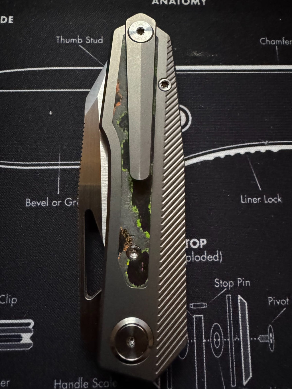 Divo Knives Exclusive Saloon: Beadblasted Titanium CamoCarbon 80's Belt Satin S9