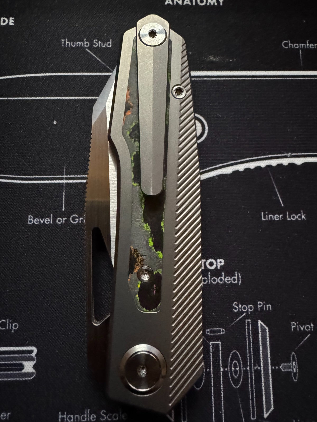 Divo Knives Exclusive Saloon: Beadblasted Titanium CamoCarbon 80's Belt Satin S9