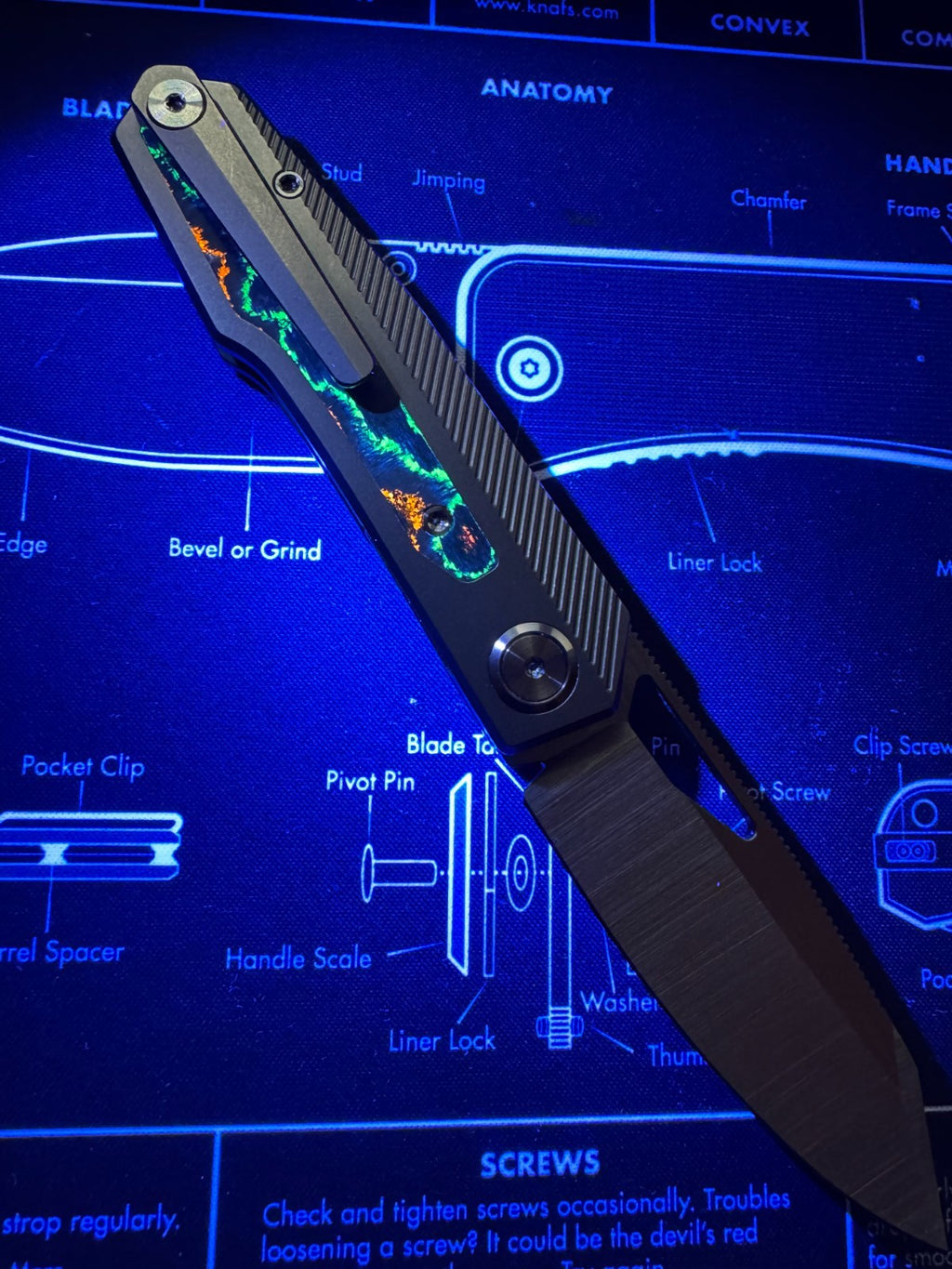 Divo Knives Exclusive Saloon: Beadblasted Titanium CamoCarbon 80's Belt Satin S9