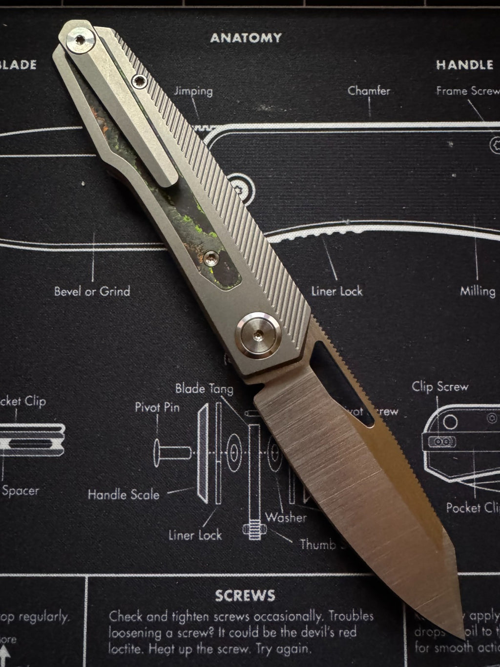 Divo Knives Exclusive Saloon: Beadblasted Titanium CamoCarbon 80's Belt Satin S9