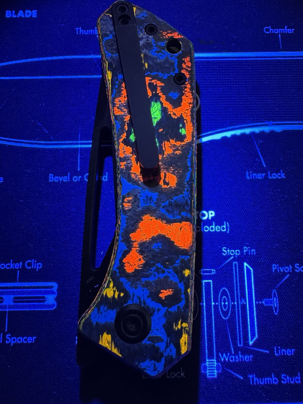 Kubey Thalia  80s Camo Carbon Knife M390 Blackwash Finish Sculpted By Lishen