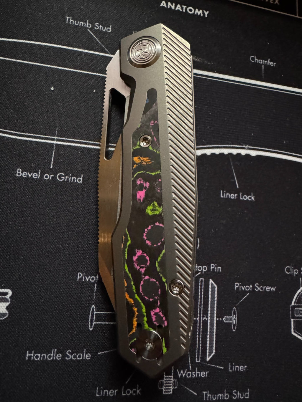 Divo Knives Exclusive Saloon: Beadblasted Titanium CamoCarbon 80's Belt Satin S9
