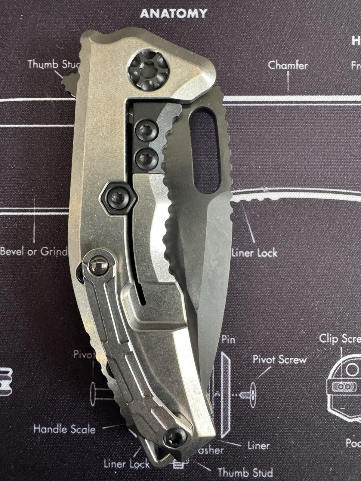 #43 Heretic Medusa Manual - 80s Camo Carbon Milled, Titanium - DLC Magnacut